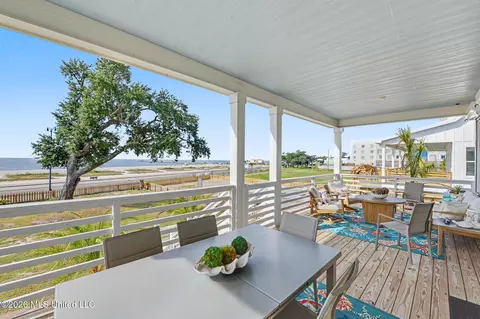Exterior - 534 Beach Dr, Gulfport, MS 39507 photo 7 of 9