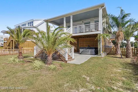 Exterior - 534 Beach Dr, Gulfport, MS 39507 photo 3 of 9