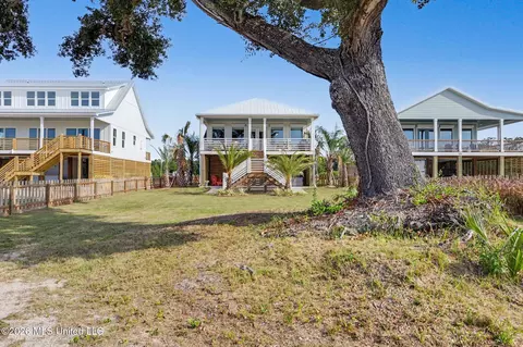 Exterior - 534 Beach Dr, Gulfport, MS 39507 photo 2 of 9