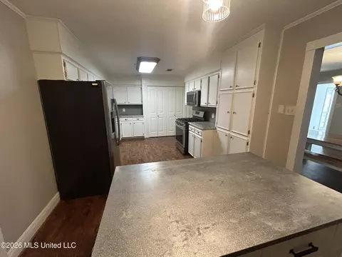 Kitchen - 1113 Highway 98, Mccomb, MS 39648 photo 4 of 5