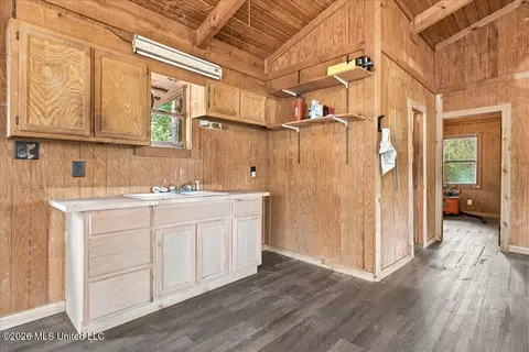 Entry Way - 512 Oakview, Como, MS 38619 photo 1 of 1