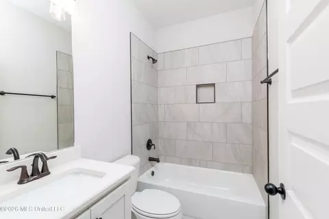 Bath - 407 Kason Scott Rd, Hernando, MS 38632 photo 2 of 3