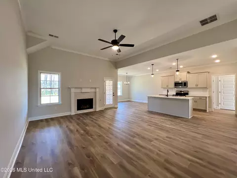 Living - 2107 Legacy Ln, Hernando, MS 38632 photo 2 of 5