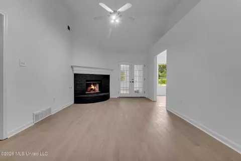 Living - 6972 Fox Briar Cv, Walls, MS 38680 photo 1 of 4