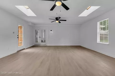 Living - 6972 Fox Briar Cv, Walls, MS 38680 photo 4 of 4
