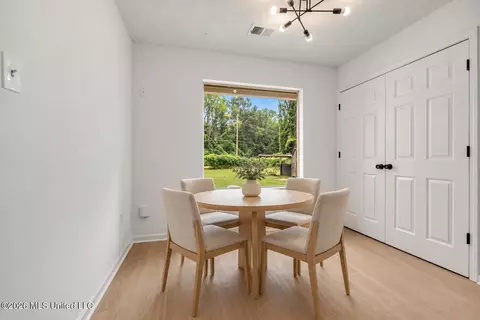 Dining - 6972 Fox Briar Cv, Walls, MS 38680 photo 1 of 1