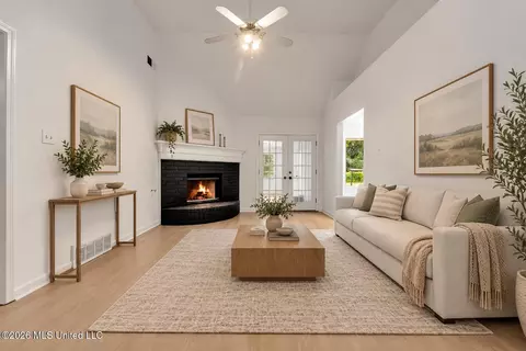Living - 6972 Fox Briar Cv, Walls, MS 38680 photo 2 of 4