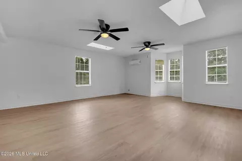 Living - 6972 Fox Briar Cv, Walls, MS 38680 photo 3 of 4