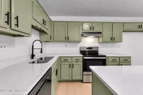 Kitchen - 6972 Fox Briar Cv, Walls, MS 38680 photo 3 of 3