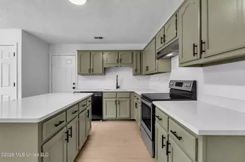 Kitchen - 6972 Fox Briar Cv, Walls, MS 38680 photo 2 of 3