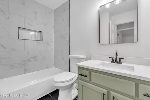 Bath - 6972 Fox Briar Cv, Walls, MS 38680 photo 1 of 3