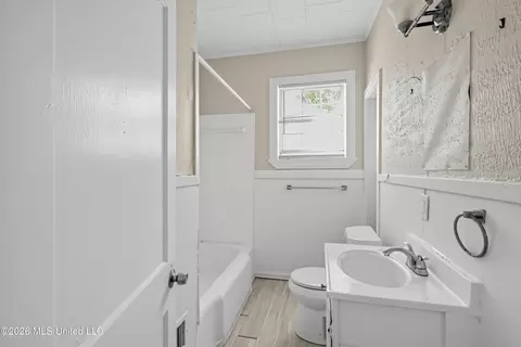 Bath - 1829 East Dr, Jackson, MS 39204 photo 1 of 1