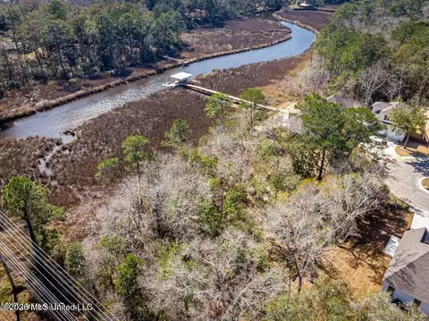 210 Bluff Cv, Ocean Springs, MS 39564