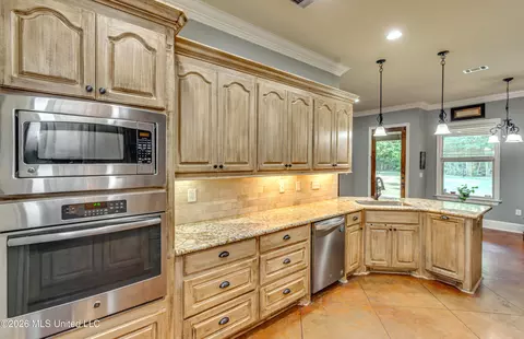 Kitchen - 143 Glen Arbor Ct, Brandon, MS 39042 photo 5 of 8