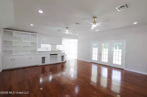 Living - 1138 Weaver Rd, Mccomb, MS 39648 photo 1 of 2