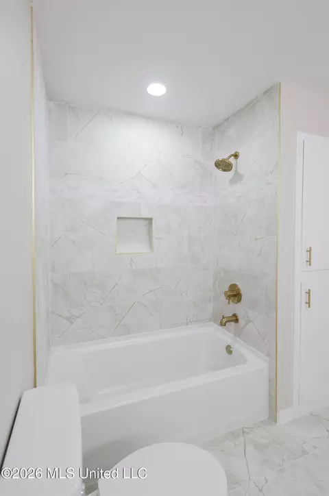 Bath - 1138 Weaver Rd, Mccomb, MS 39648 photo 2 of 4