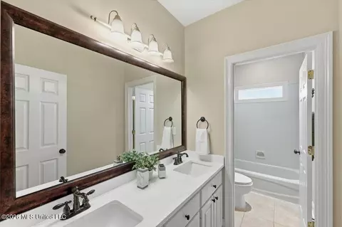 Bath - 127 Eastside Dr, Brandon, MS 39047 photo 3 of 4