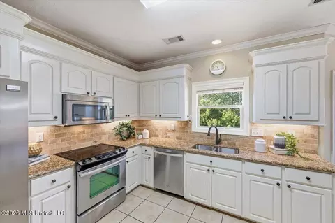 Kitchen - 127 Eastside Dr, Brandon, MS 39047 photo 4 of 4