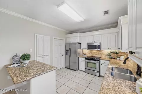 Kitchen - 127 Eastside Dr, Brandon, MS 39047 photo 2 of 4