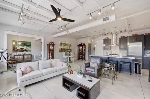 Living - 145 Republic St #321, Madison, MS 39110 photo 3 of 4