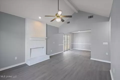 Living - 2455 River Oaks Blvd #A, Jackson, MS 39211 photo 2 of 5