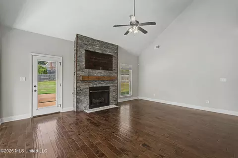 Living - 1316 Heritage Dr, Hernando, MS 38632 photo 1 of 1