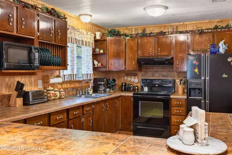 Kitchen - 1713 Deer Ln, Lucedale, MS 39452 photo 3 of 4