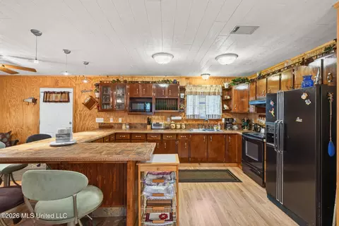 Kitchen - 1713 Deer Ln, Lucedale, MS 39452 photo 2 of 4