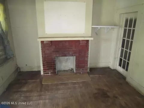 Living - 252 E Academy St, Canton, MS 39046 photo 1 of 1