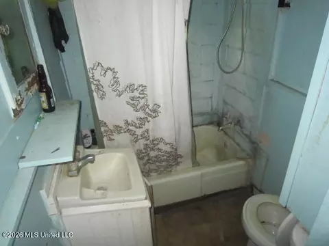 Bath - 252 E Academy St, Canton, MS 39046 photo 1 of 2