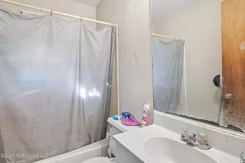 Bath - 2968 N 5th Ave, Laurel, MS 39440 photo 2 of 2