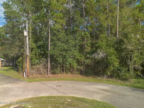 8410 Amoka Ct, Diamondhead, MS 39525