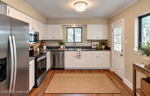 Kitchen - 1022 Windrose Dr, Brandon, MS 39047 photo 3 of 6