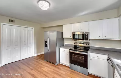 Kitchen - 1022 Windrose Dr, Brandon, MS 39047 photo 6 of 6