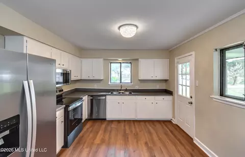 Kitchen - 1022 Windrose Dr, Brandon, MS 39047 photo 2 of 6