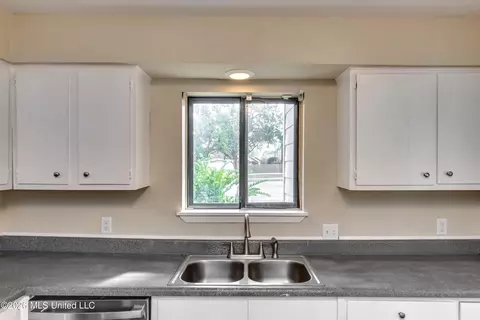 Kitchen - 1022 Windrose Dr, Brandon, MS 39047 photo 4 of 6