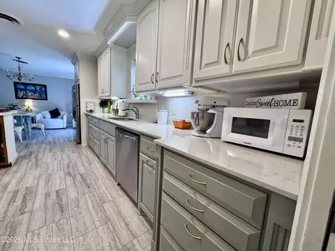 Kitchen - 110 Mcgregor Way, Natchez, MS 39120 photo 5 of 15