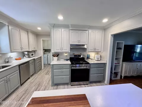 Kitchen - 110 Mcgregor Way, Natchez, MS 39120 photo 7 of 15