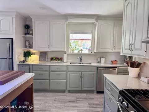 Kitchen - 110 Mcgregor Way, Natchez, MS 39120 photo 3 of 15