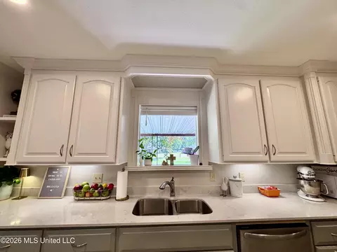 Kitchen - 110 Mcgregor Way, Natchez, MS 39120 photo 4 of 15