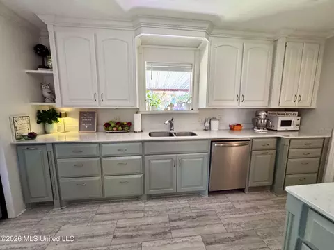 Kitchen - 110 Mcgregor Way, Natchez, MS 39120 photo 2 of 15