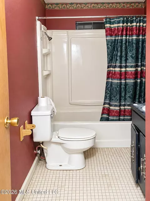 Bath - 5825 Gregory St, Moss Point, MS 39563 photo 1 of 1