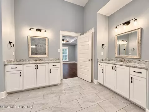 Bath - 1657 Carlee Dr, Hernando, MS 38632 photo 2 of 5