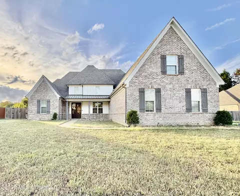Exterior - 1657 Carlee Dr, Hernando, MS 38632 photo 2 of 10