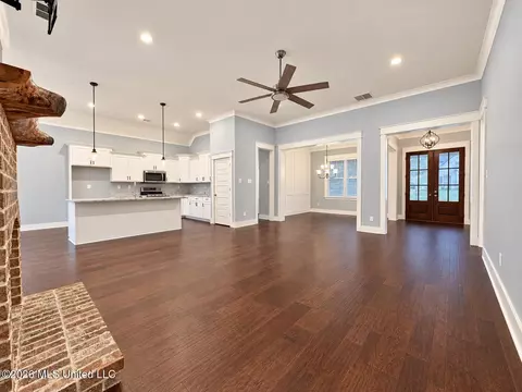 Living - 1657 Carlee Dr, Hernando, MS 38632 photo 4 of 6
