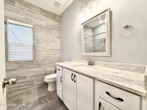 Bath - 1657 Carlee Dr, Hernando, MS 38632 photo 5 of 5
