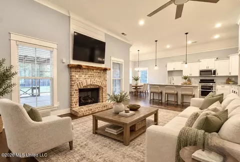 Living - 1657 Carlee Dr, Hernando, MS 38632 photo 2 of 6