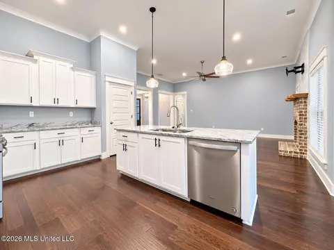 Kitchen - 1657 Carlee Dr, Hernando, MS 38632 photo 2 of 2