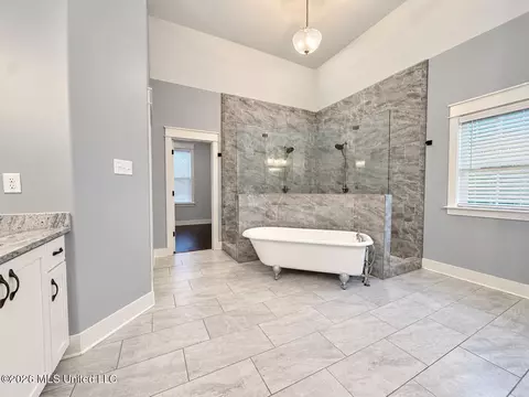 Bath - 1657 Carlee Dr, Hernando, MS 38632 photo 1 of 5