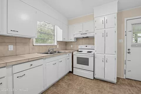 Kitchen - 3976 Rainey Rd, Jackson, MS 39212 photo 1 of 2